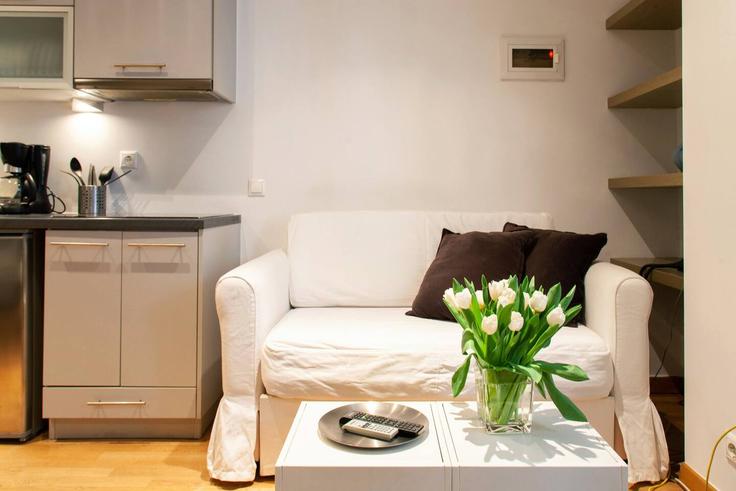 Sala de estar elegantemente projetada com móveis modernos em um apartamento no Building Mavromichali - homz - 1020043 - ATH em Central Athens, Athens