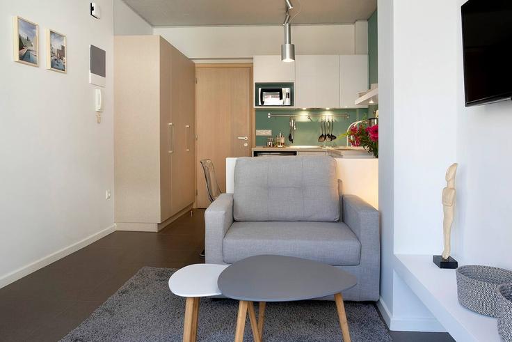 Sala de estar elegantemente projetada com móveis modernos em um apartamento no Building Mavromichali - homz - 1020034 - ATH em Central Athens, Athens