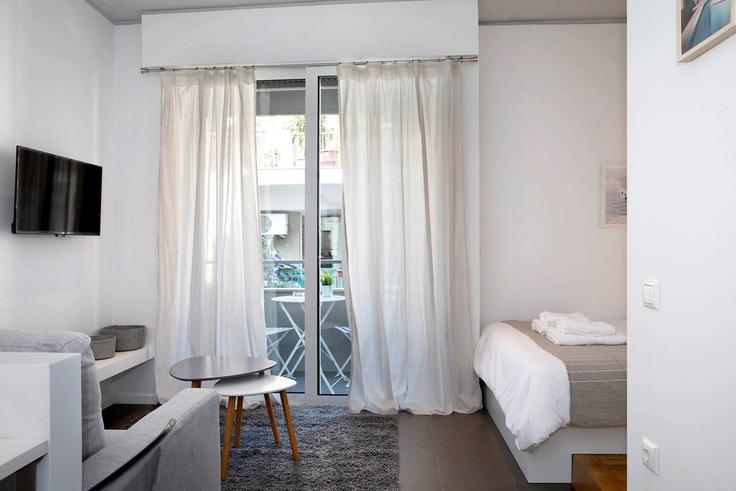 Central Athens, Athens에 위치한 Building Mavromichali - homz - 1020034 - ATH 유닛의 세련된 인테리어가 돋보이는 거실 Central Athens, Athens에 위치한 Building Mavromichali - homz - 1020034 - ATH 유닛의 세련된 인테리어가 돋보이는 거실