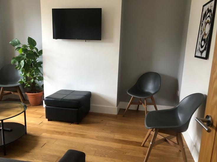 Elegant gestaltetes Wohnzimmer mit moderner Einrichtung in einer Wohnung im Building Stafford Road - honest-apartments - 1633166 in Southampton, Southampton Elegant gestaltetes Wohnzimmer mit moderner Einrichtung in einer Wohnung im Building Stafford Road - honest-apartments - 1633166 in Southampton, Southampton