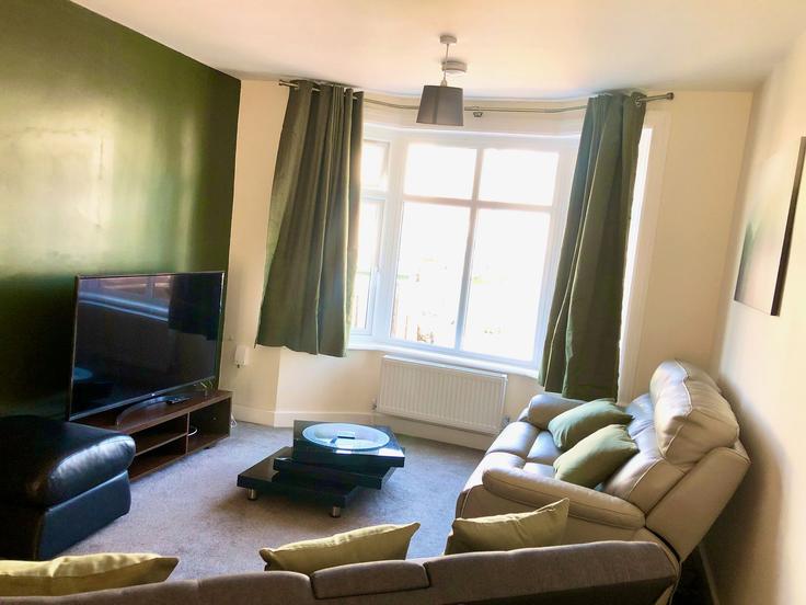 Salle de séjour élégante avec mobilier moderne dans un appartement à Building Ashmead Road - honest-apartments - 1633171 à Southampton, Southampton