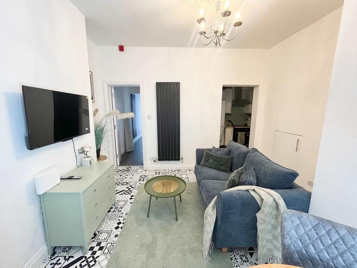 Elegante sala de estar con mobiliario moderno en un apartamento en Building Brighton Road - hopewell-shortlets-ltd - 1328509 en Bristol, Bristol