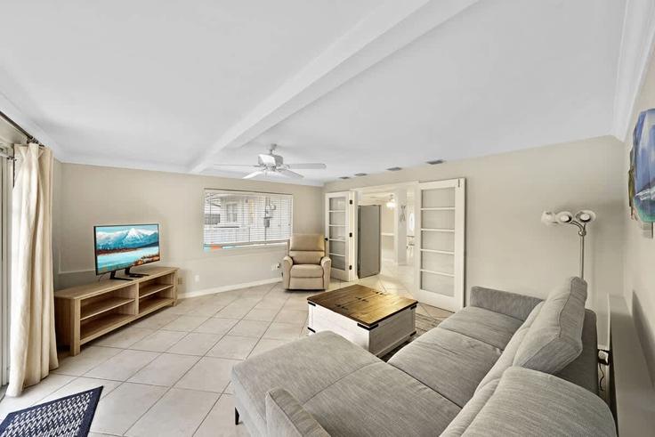 Salle de séjour élégante avec mobilier moderne dans un appartement à Building Southeast 7th Avenue - hos-premium-services - 1523121 à Deerfield Beach, Deerfield Beach Salle de séjour élégante avec mobilier moderne dans un appartement à Building Southeast 7th Avenue - hos-premium-services - 1523121 à Deerfield Beach, Deerfield Beach