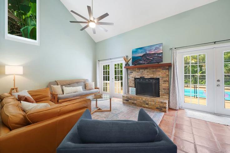 Elegant gestaltetes Wohnzimmer mit moderner Einrichtung in einer Wohnung im Building Jupiter Landing Drive - hos-premium-services - 1523081 in Jupiter, Jupiter Elegant gestaltetes Wohnzimmer mit moderner Einrichtung in einer Wohnung im Building Jupiter Landing Drive - hos-premium-services - 1523081 in Jupiter, Jupiter