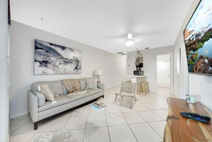 Riviera Beach, Riviera Beach에 위치한 Building Beach Road - hos-premium-services - 1523115 유닛의 세련된 인테리어가 돋보이는 거실 Riviera Beach, Riviera Beach에 위치한 Building Beach Road - hos-premium-services - 1523115 유닛의 세련된 인테리어가 돋보이는 거실