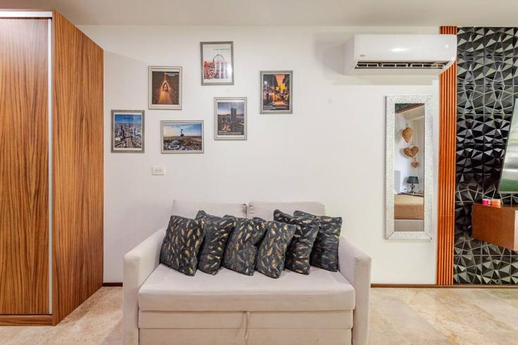 Building Calle 32 Nte. entre Ave. 5ta y 10, Gonzalo Guerrero - hosly - 1500035 adresindeki bir dairede modern mobilyalarla zarif bir şekilde tasarlanmış oturma odası Playa del Carmen, Playa del Carmen