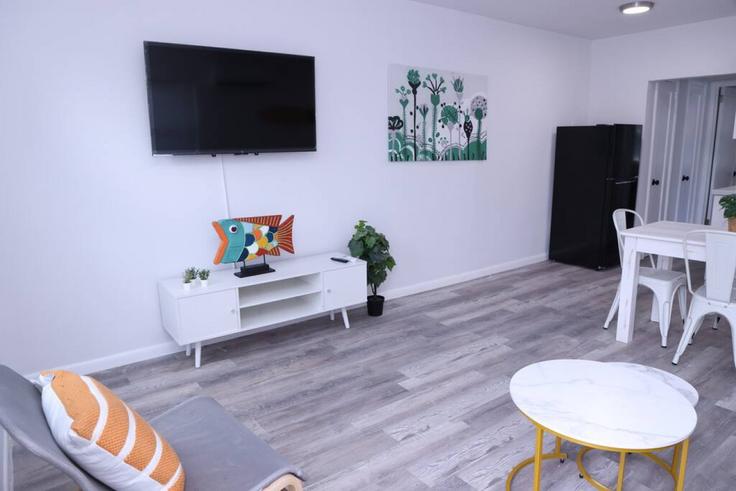 Elegante sala de estar con mobiliario moderno en un apartamento en Building Southwest 37th Avenue - hospedanos - 1056520 - MIA en Miami, Miami