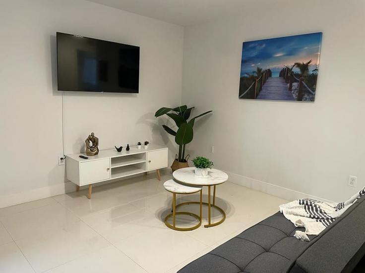 Elegant gestaltetes Wohnzimmer mit moderner Einrichtung in einer Wohnung im Building Southwest 6th Street - hospedanos - 1056538 - MIA in Miami, Miami