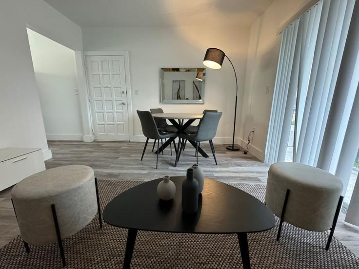 Miami, Miami에 위치한 Building Northwest 11th Avenue - hospedanos - 1056550 - MIA 유닛의 세련된 인테리어가 돋보이는 거실 Miami, Miami에 위치한 Building Northwest 11th Avenue - hospedanos - 1056550 - MIA 유닛의 세련된 인테리어가 돋보이는 거실