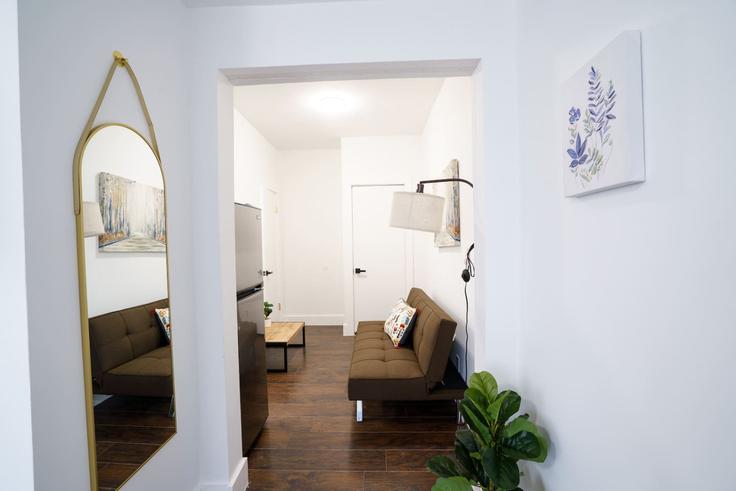 Building Ponce de Leon - hospedanos - 1357416 adresindeki bir dairede modern mobilyalarla zarif bir şekilde tasarlanmış oturma odası Coral Gables, Coral Gables