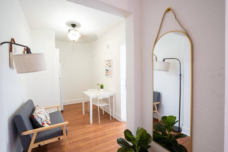 Salle de séjour élégante avec mobilier moderne dans un appartement à Building Ponce de Leon - hospedanos - 1357418 à Coral Gables, Coral Gables