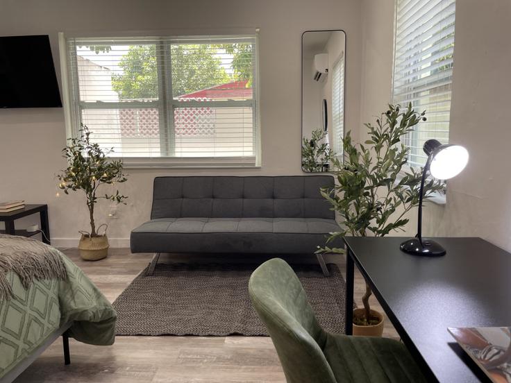 Elegante sala de estar con mobiliario moderno en un apartamento en Building Northwest 11th Avenue - hospedanos - 1056494 - MIA en Miami, Miami