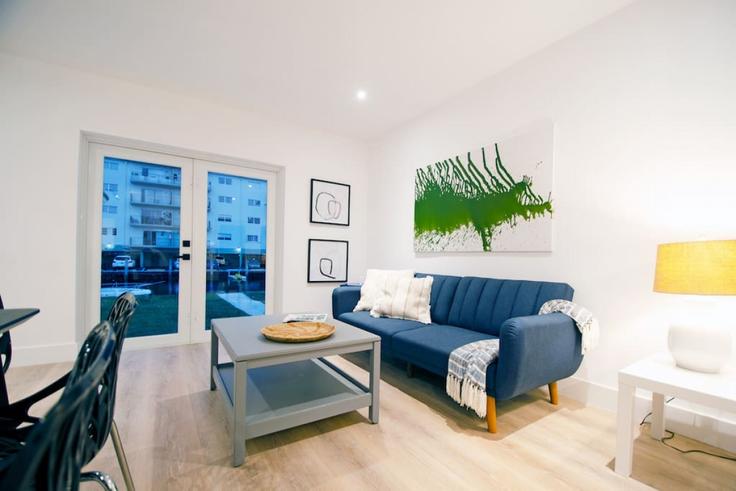 Salle de séjour élégante avec mobilier moderne dans un appartement à Building Northeast 168th Street - hospedanos - 1056497 - MIA à North Miami Beach, North Miami Beach