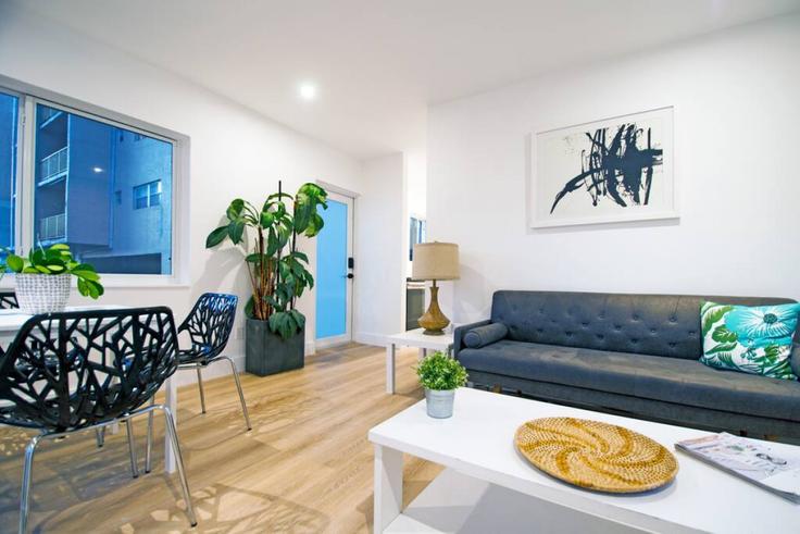 Salle de séjour élégante avec mobilier moderne dans un appartement à Building Northeast 168th Street - hospedanos - 1056499 - MIA à North Miami Beach, North Miami Beach