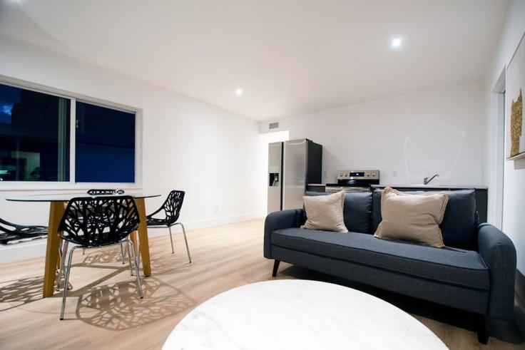 Salle de séjour élégante avec mobilier moderne dans un appartement à Building Northeast 168th Street - hospedanos - 1056502 - MIA à North Miami Beach, North Miami Beach