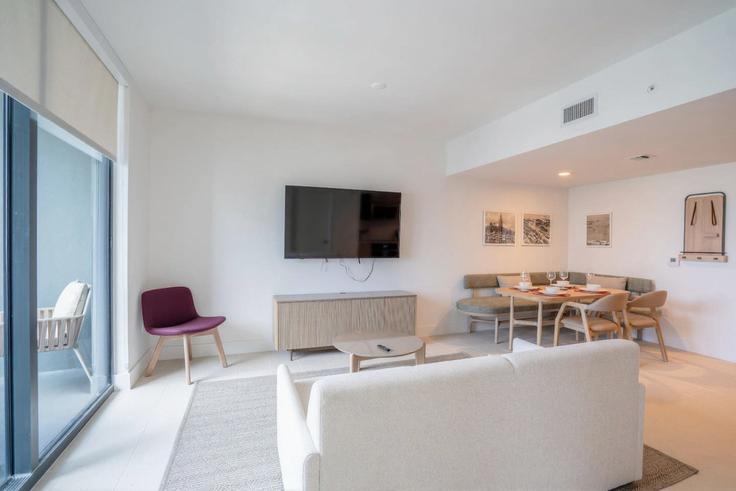 Miami MiamiのBuilding Northeast 1st Avenue - hospedanos - 1317853のアパートメントにある、モダンな家具を備えたエレガントなデザインのリビングルーム Miami MiamiのBuilding Northeast 1st Avenue - hospedanos - 1317853のアパートメントにある、モダンな家具を備えたエレガントなデザインのリビングルーム