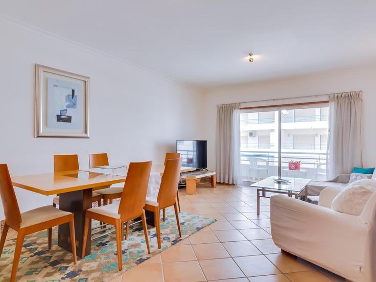 Building Rua Capitão Salgueiro Maia 2 - hospedato - 1509527 adresindeki bir dairede modern mobilyalarla zarif bir şekilde tasarlanmış oturma odası Quarteira, Quarteira Building Rua Capitão Salgueiro Maia 2 - hospedato - 1509527 adresindeki bir dairede modern mobilyalarla zarif bir şekilde tasarlanmış oturma odası Quarteira, Quarteira