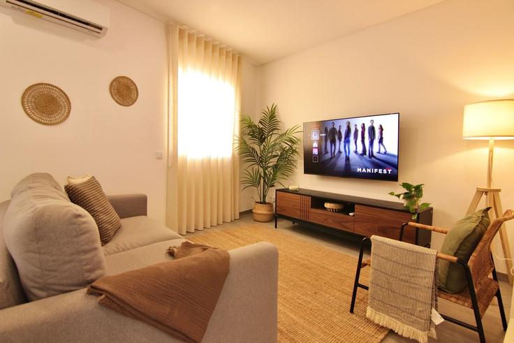 Salle de séjour élégante avec mobilier moderne dans un appartement à Building Rua Doutor Rodrigo Davim 4 - hospedato - 1595116 à Sé e São Pedro, Faro