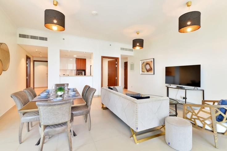 Salle de séjour élégante avec mobilier moderne dans un appartement à Building Tariaq Bedon Esm - hospitality-expert-holiday-homes - 1335117 à Downtown Dubai, Dubai Salle de séjour élégante avec mobilier moderne dans un appartement à Building Tariaq Bedon Esm - hospitality-expert-holiday-homes - 1335117 à Downtown Dubai, Dubai