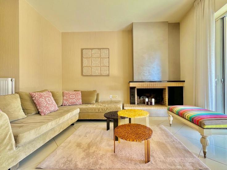 Athens North AthensのBuilding Ethnikis Antistaseos - hospitality-expert-holiday-homes - 1643680のアパートメントにある、モダンな家具を備えたエレガントなデザインのリビングルーム