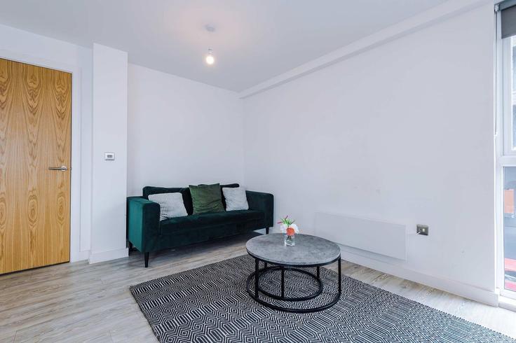 Sala de estar elegantemente projetada com móveis modernos em um apartamento no Building Craven Street - host-a-home - 1294179 - LON em City of Salford, Salford