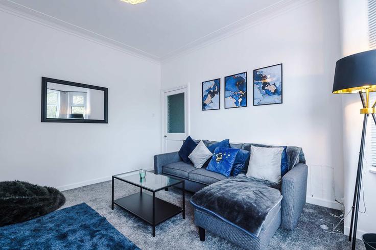 Elegante sala de estar con mobiliario moderno en un apartamento en Building Clayton Hall Road - host-a-home - 1294181 - LON en Manchester, Manchester