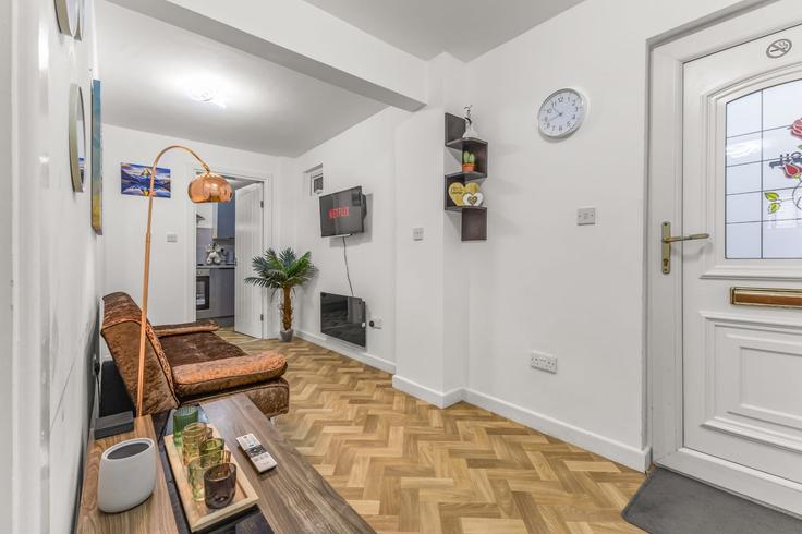 Elegant gestaltetes Wohnzimmer mit moderner Einrichtung in einer Wohnung im Building North Circle - host-a-home - 1514471 in Bury District, Manchester Elegant gestaltetes Wohnzimmer mit moderner Einrichtung in einer Wohnung im Building North Circle - host-a-home - 1514471 in Bury District, Manchester