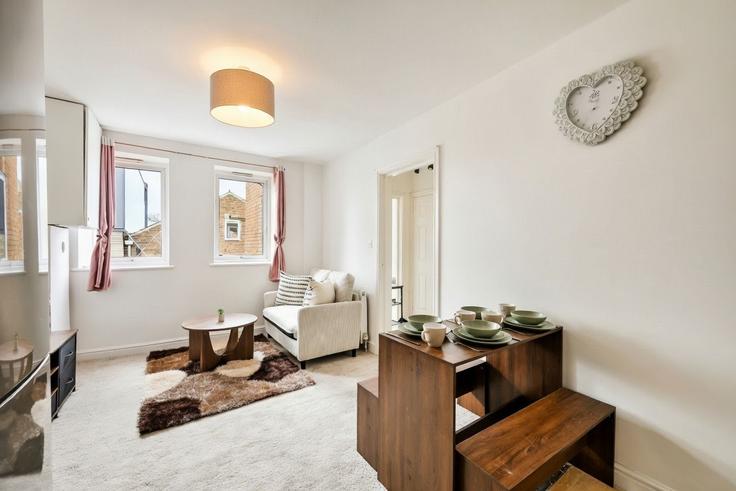 Elegant gestaltetes Wohnzimmer mit moderner Einrichtung in einer Wohnung im Building Broadway - host-a-home - 1520298 in London Borough of Ealing, London