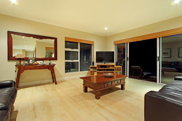 Salle de séjour élégante avec mobilier moderne dans un appartement à Building Durham Close - host-agents - 1519589 à Bloubergstrand, Cape Town Salle de séjour élégante avec mobilier moderne dans un appartement à Building Durham Close - host-agents - 1519589 à Bloubergstrand, Cape Town