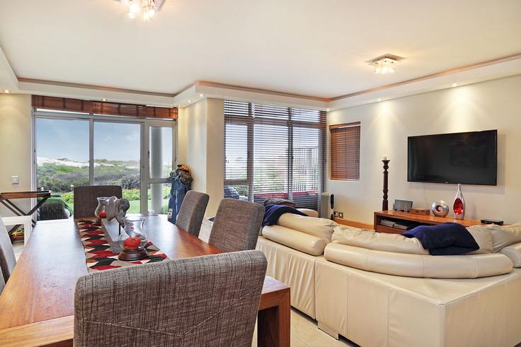 Elegant gestaltetes Wohnzimmer mit moderner Einrichtung in einer Wohnung im Building Marine Drive - host-agents - 1519590 in Bloubergstrand, Cape Town Elegant gestaltetes Wohnzimmer mit moderner Einrichtung in einer Wohnung im Building Marine Drive - host-agents - 1519590 in Bloubergstrand, Cape Town