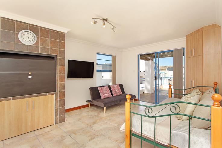 Salle de séjour élégante avec mobilier moderne dans un appartement à Building Pebble Close - host-agents - 1519656 à Blue Lagoon, Langebaan Salle de séjour élégante avec mobilier moderne dans un appartement à Building Pebble Close - host-agents - 1519656 à Blue Lagoon, Langebaan