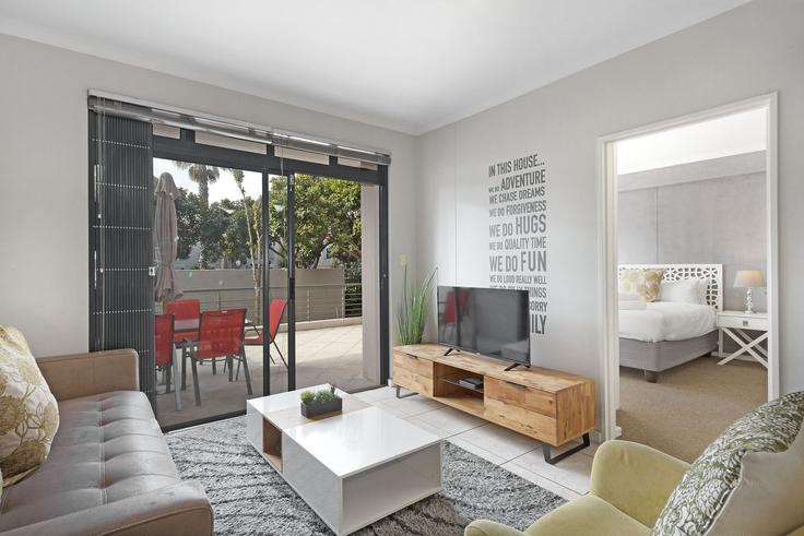 Elegant gestaltetes Wohnzimmer mit moderner Einrichtung in einer Wohnung im Building Waterstone East - host-agents - 1519612 in Milnerton, Cape Town Elegant gestaltetes Wohnzimmer mit moderner Einrichtung in einer Wohnung im Building Waterstone East - host-agents - 1519612 in Milnerton, Cape Town