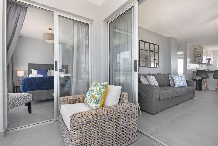 Elegant gestaltetes Wohnzimmer mit moderner Einrichtung in einer Wohnung im Building Coral Road - host-agents - 1519621 in Bloubergstrand, Cape Town Elegant gestaltetes Wohnzimmer mit moderner Einrichtung in einer Wohnung im Building Coral Road - host-agents - 1519621 in Bloubergstrand, Cape Town