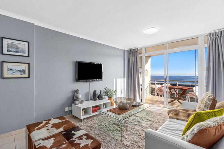 Bloubergstrand, Cape Town에 위치한 Building Foam Road - host-agents - 1519694 유닛의 세련된 인테리어가 돋보이는 거실 Bloubergstrand, Cape Town에 위치한 Building Foam Road - host-agents - 1519694 유닛의 세련된 인테리어가 돋보이는 거실