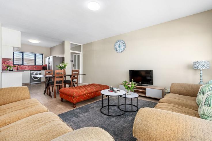 Bloubergstrand, Cape Town에 위치한 Building Beach Boulevard - host-agents - 1519648 유닛의 세련된 인테리어가 돋보이는 거실 Bloubergstrand, Cape Town에 위치한 Building Beach Boulevard - host-agents - 1519648 유닛의 세련된 인테리어가 돋보이는 거실