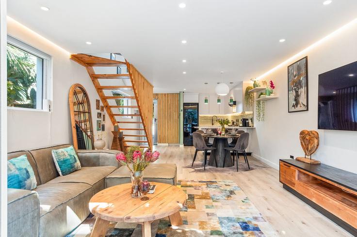 Salle de séjour élégante avec mobilier moderne dans un appartement à Building Firdale Road - host-agents - 1519704 à De Waterkant, Cape Town Salle de séjour élégante avec mobilier moderne dans un appartement à Building Firdale Road - host-agents - 1519704 à De Waterkant, Cape Town