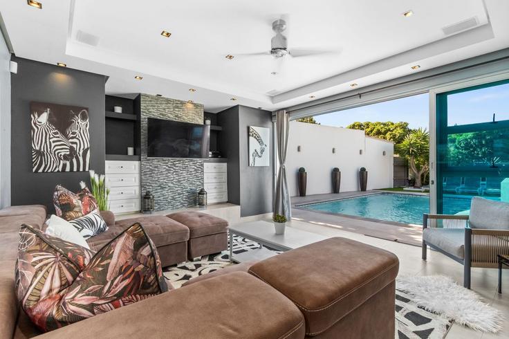 Salle de séjour élégante avec mobilier moderne dans un appartement à Building Berwick Road - host-agents - 1519619 à Bloubergstrand, Cape Town Salle de séjour élégante avec mobilier moderne dans un appartement à Building Berwick Road - host-agents - 1519619 à Bloubergstrand, Cape Town