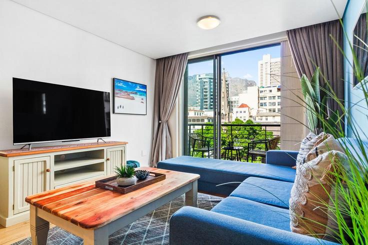 Sala de estar elegantemente projetada com móveis modernos em um apartamento no Building Shortmarket Street - host-agents - 1519764 em De Waterkant, Cape Town Sala de estar elegantemente projetada com móveis modernos em um apartamento no Building Shortmarket Street - host-agents - 1519764 em De Waterkant, Cape Town