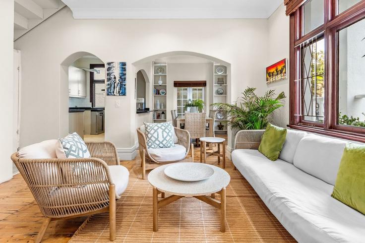 Elegant gestaltetes Wohnzimmer mit moderner Einrichtung in einer Wohnung im Building Graham Road - host-agents - 1519740 in De Waterkant, Cape Town Elegant gestaltetes Wohnzimmer mit moderner Einrichtung in einer Wohnung im Building Graham Road - host-agents - 1519740 in De Waterkant, Cape Town