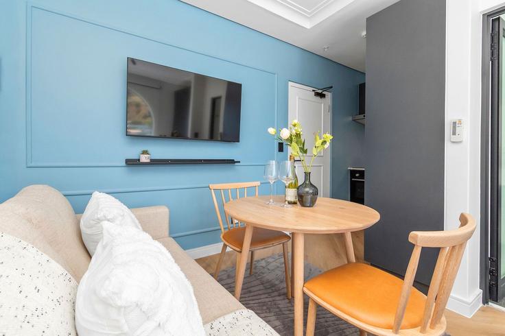 Sala de estar elegantemente projetada com móveis modernos em um apartamento no Building Chiappini Street - host-agents - 1519715 em De Waterkant, Cape Town Sala de estar elegantemente projetada com móveis modernos em um apartamento no Building Chiappini Street - host-agents - 1519715 em De Waterkant, Cape Town