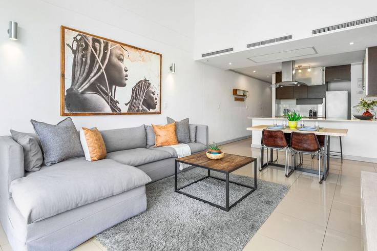Salle de séjour élégante avec mobilier moderne dans un appartement à Building Wilderness Road - host-agents - 1519713 à Constantia, Cape Town