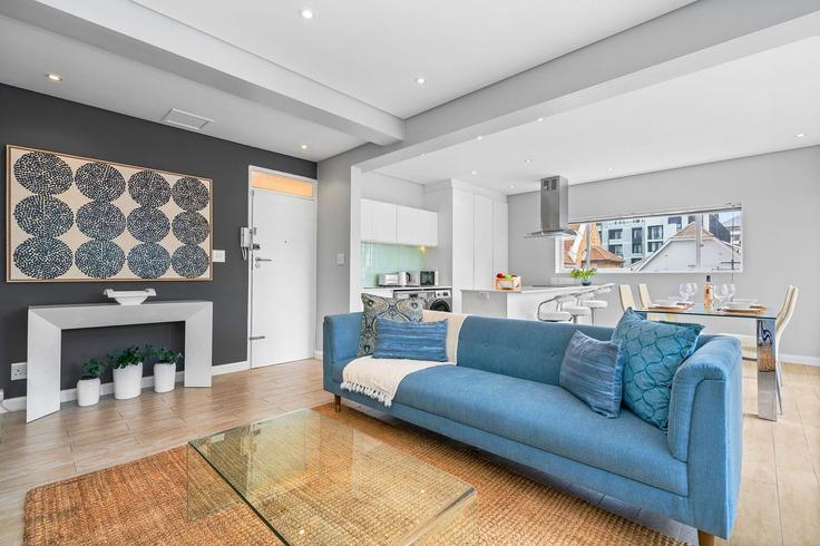 Salle de séjour élégante avec mobilier moderne dans un appartement à Building Marais Road - host-agents - 1519726 à De Waterkant, Cape Town Salle de séjour élégante avec mobilier moderne dans un appartement à Building Marais Road - host-agents - 1519726 à De Waterkant, Cape Town