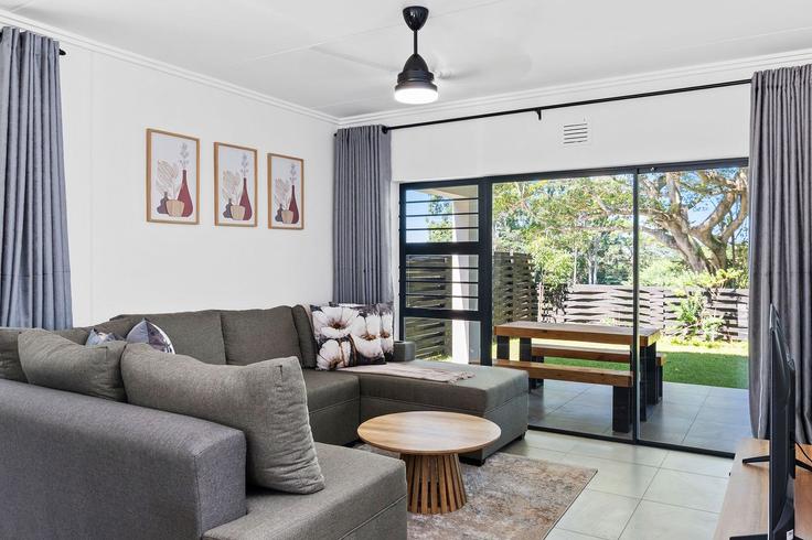 Sala de estar elegantemente projetada com móveis modernos em um apartamento no Building Lee Barnes Boulevard - host-agents - 1519802 em Caledon Estate, Ballito