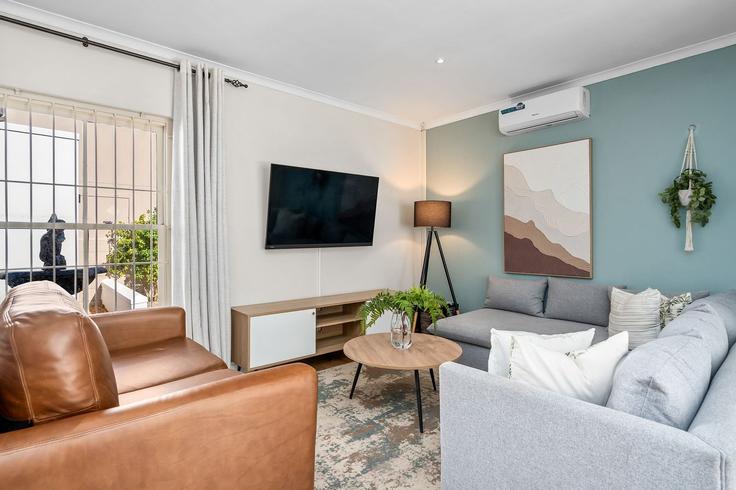 Salle de séjour élégante avec mobilier moderne dans un appartement à Building Sangrove Drive - host-agents - 1648744 à Kenwyn, Cape Town Salle de séjour élégante avec mobilier moderne dans un appartement à Building Sangrove Drive - host-agents - 1648744 à Kenwyn, Cape Town