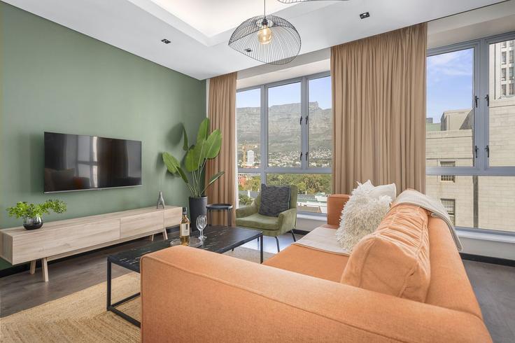 Sala de estar elegantemente projetada com móveis modernos em um apartamento no Building Wale Street - host-agents - 1648736 em De Waterkant, Cape Town Sala de estar elegantemente projetada com móveis modernos em um apartamento no Building Wale Street - host-agents - 1648736 em De Waterkant, Cape Town