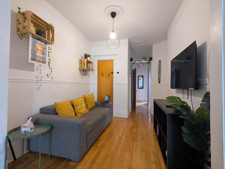 Elegante sala de estar con mobiliario moderno en un apartamento en Building Rue Frontenac - host-me - 1543105 en Ville-Marie, Montreal