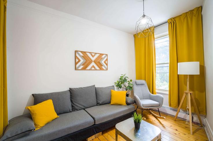 Elegante sala de estar con mobiliario moderno en un apartamento en Building Rue Frontenac - host-me - 1543077 en Ville-Marie, Montreal