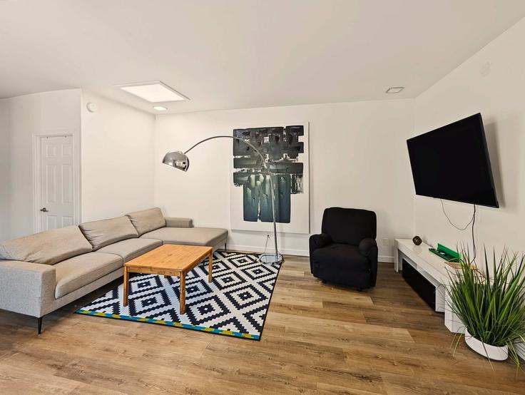 Ville-Marie, Montreal에 위치한 Building Rue Harmony - host-me - 1633325 유닛의 세련된 인테리어가 돋보이는 거실 Ville-Marie, Montreal에 위치한 Building Rue Harmony - host-me - 1633325 유닛의 세련된 인테리어가 돋보이는 거실
