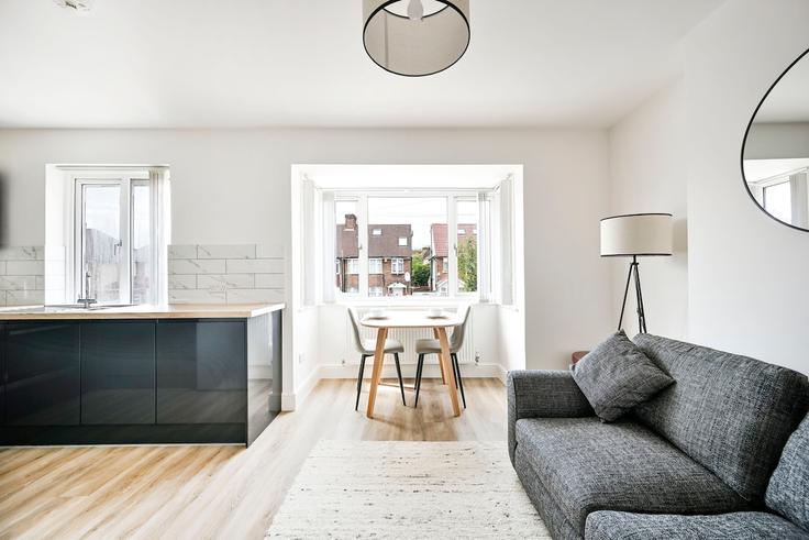 Salle de séjour élégante avec mobilier moderne dans un appartement à Building The Greenway - host-my-nest - 1574072 à London Borough of Barnet, London Salle de séjour élégante avec mobilier moderne dans un appartement à Building The Greenway - host-my-nest - 1574072 à London Borough of Barnet, London