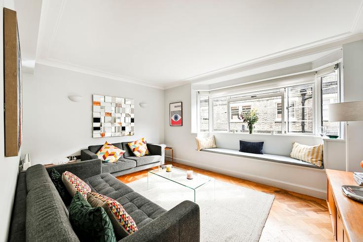City of Westminster, London에 위치한 Building Ridgmount Place - host-my-nest - 1574077 유닛의 세련된 인테리어가 돋보이는 거실